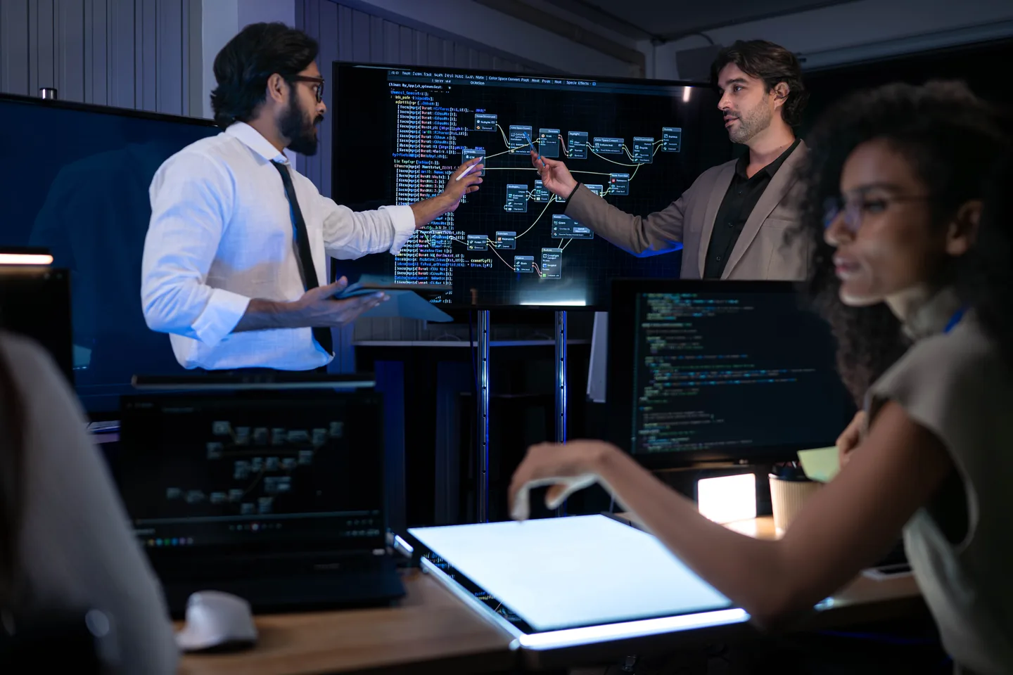 Equipo desarrollando e integrando soluciones de software